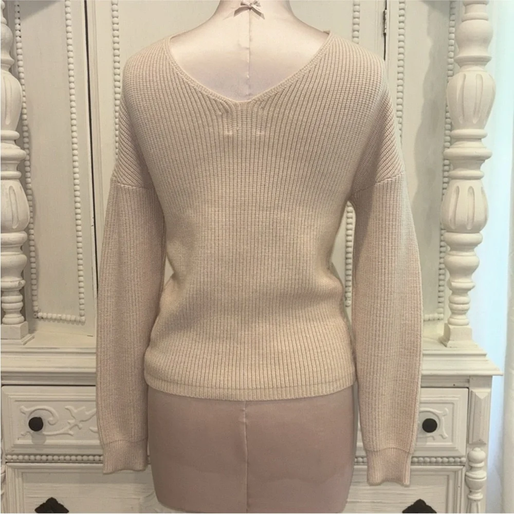V Neck Crossover Cropped Long Sleeve Sweater Dillard’s Brand 
Size Medium - Picture 3 of 7
